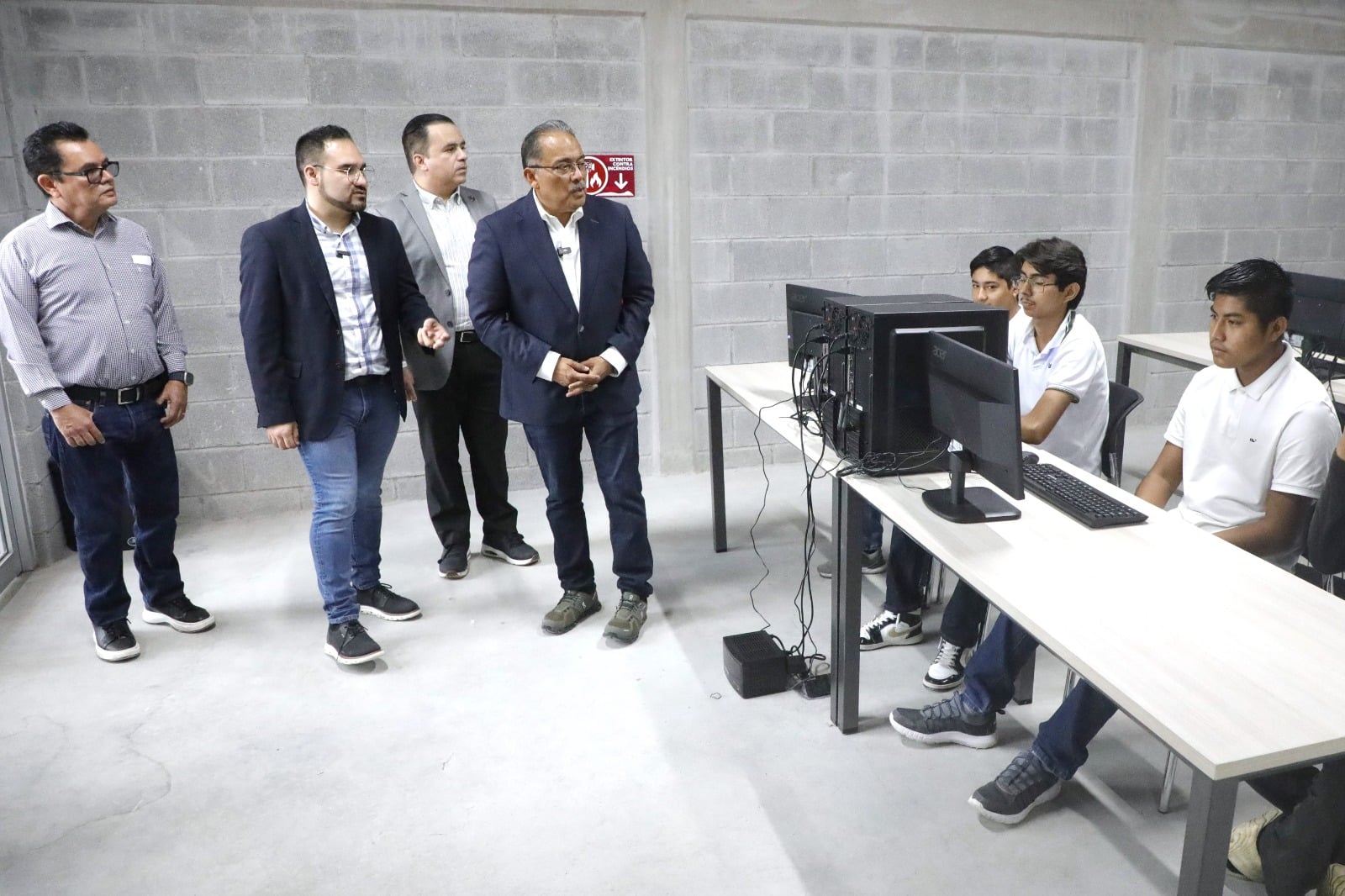 Da Escobedo paso histórico en educación, inaugura escuela de artes y oficios