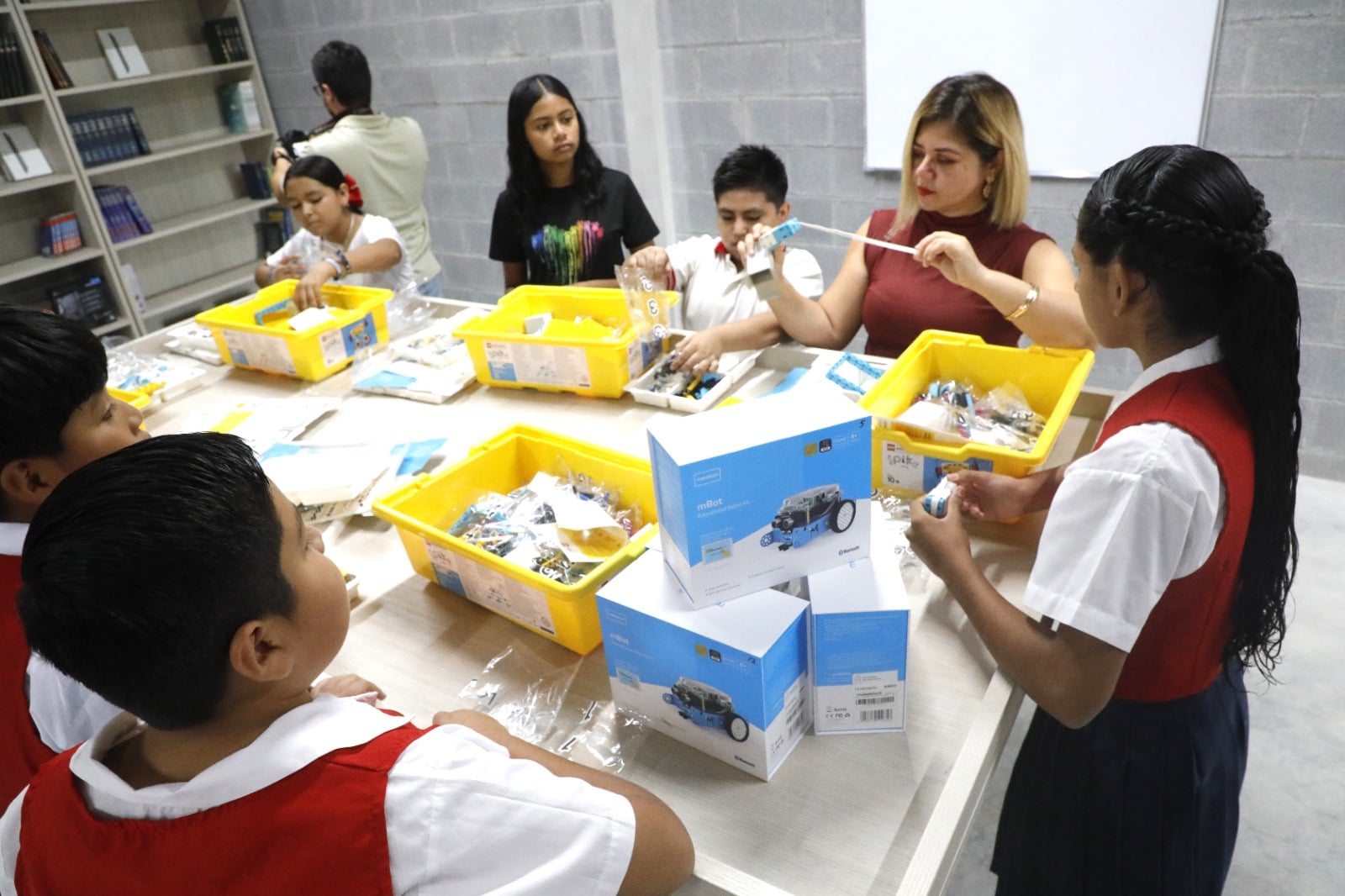 Da Escobedo paso histórico en educación, inaugura escuela de artes y oficios