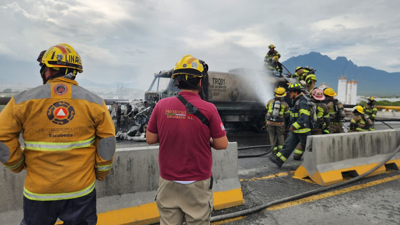 Explosión de pipa con diésel en paso a desnivel de Escobedo