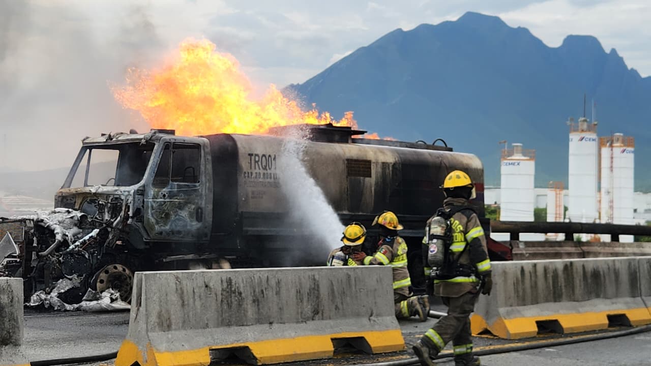 Explosión de pipa con diésel en paso a desnivel de Escobedo