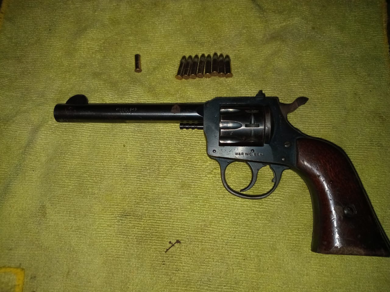 Dice disparar su revólver para ahuyentar a rival; policía de Santiago lo detiene por portación ilegal de arma