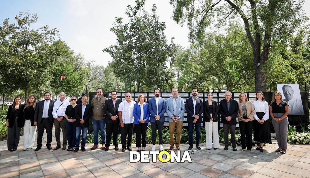 Devela San Pedro placa de Mauricio Fernández Garza en el monumento de Presidentes Municipales