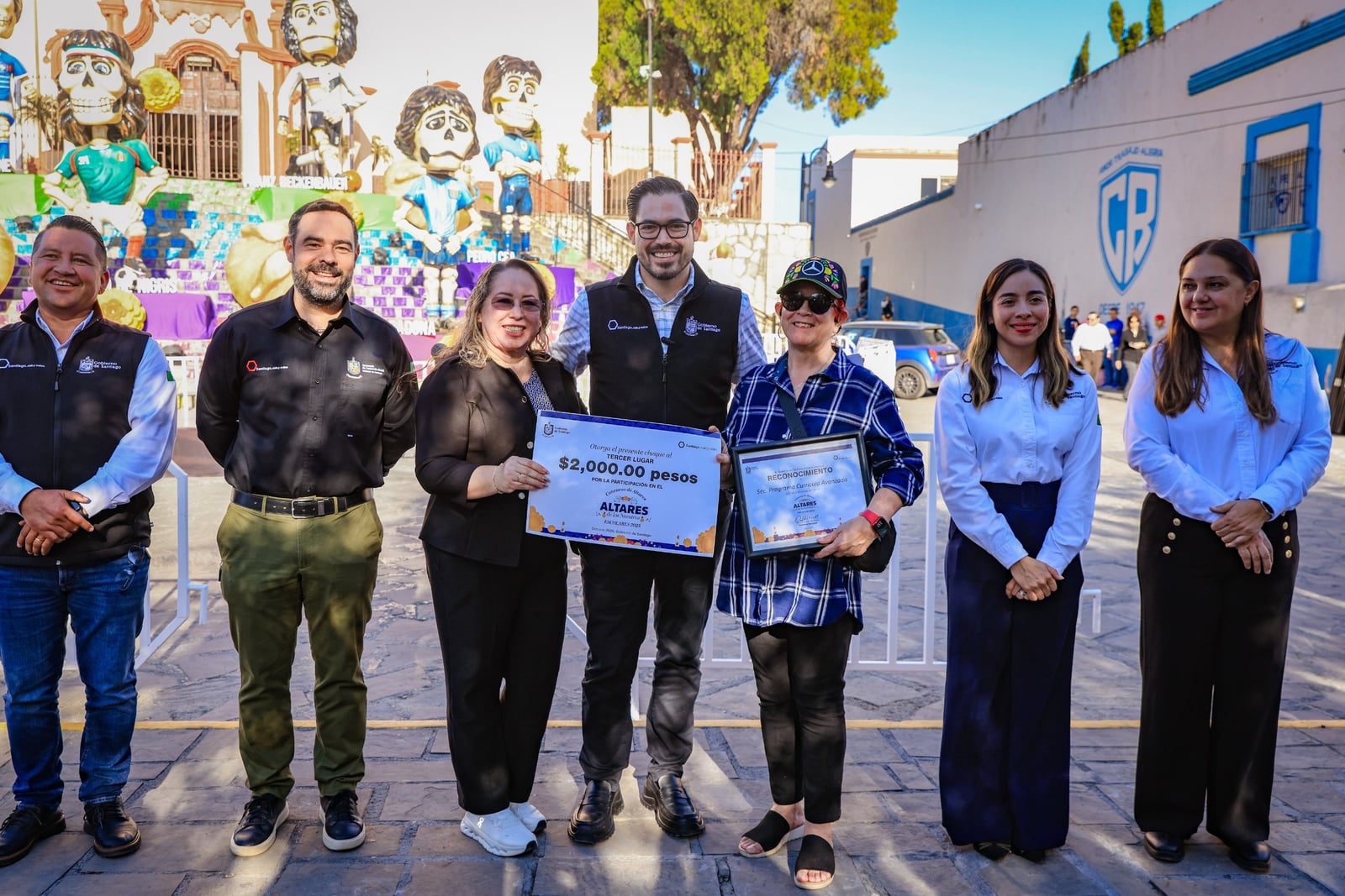 Reconoce David de la Peña altares de muertos elaborados por estudiantes de 10 escuelas de Santiago
