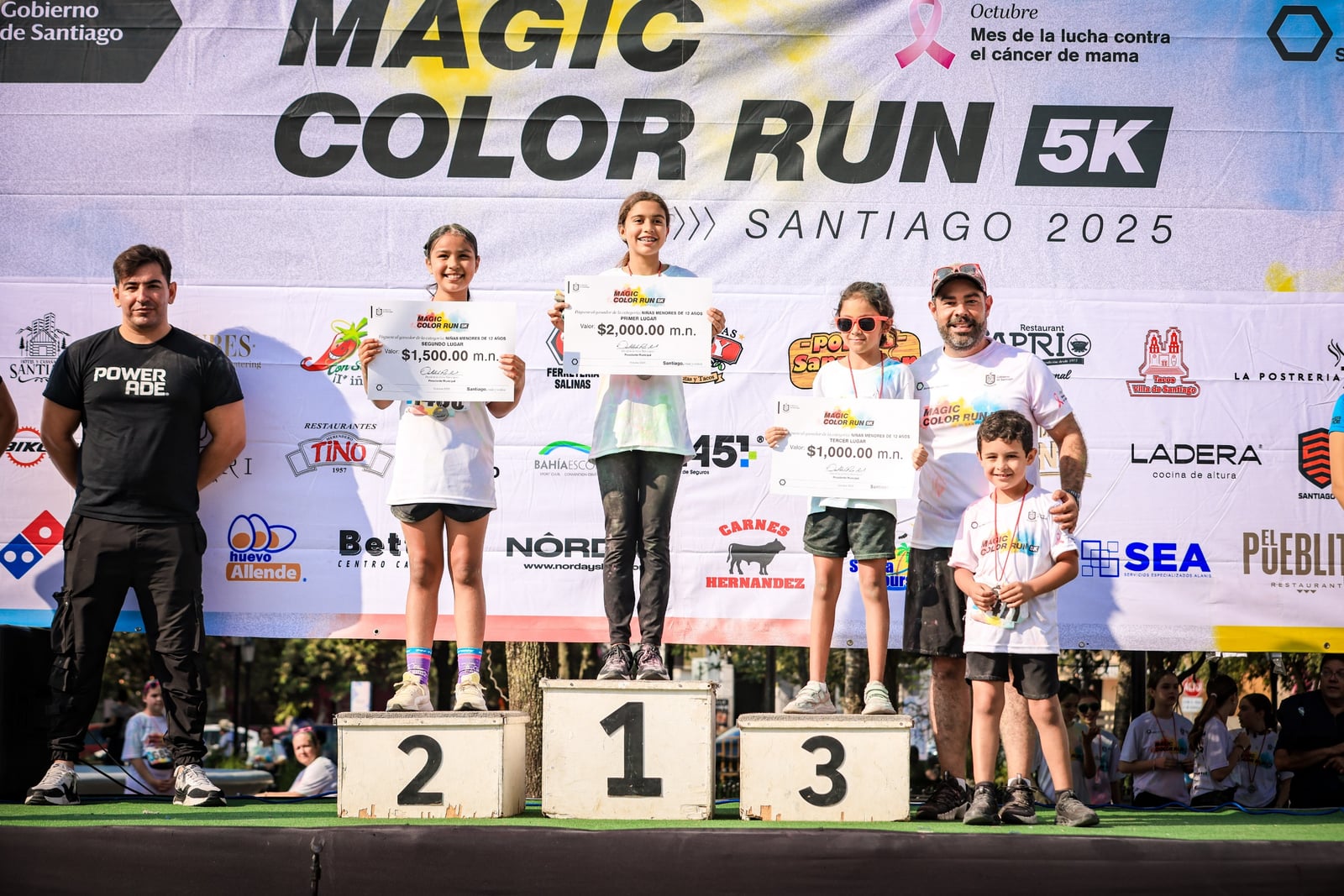 Más de 1,600 corredores llenan de color las calles de Santiago con la octava edición de la “Magic color run 2025”