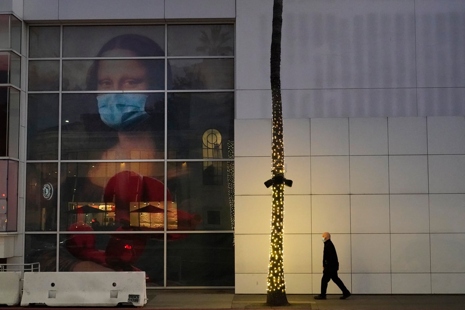 Un peatón camina frente a un mural con la imagen de la Mona Lisa de Leonardo da Vinci en Beverly Hills, California. Foto: AP Foto/Marcio José Sánchez.