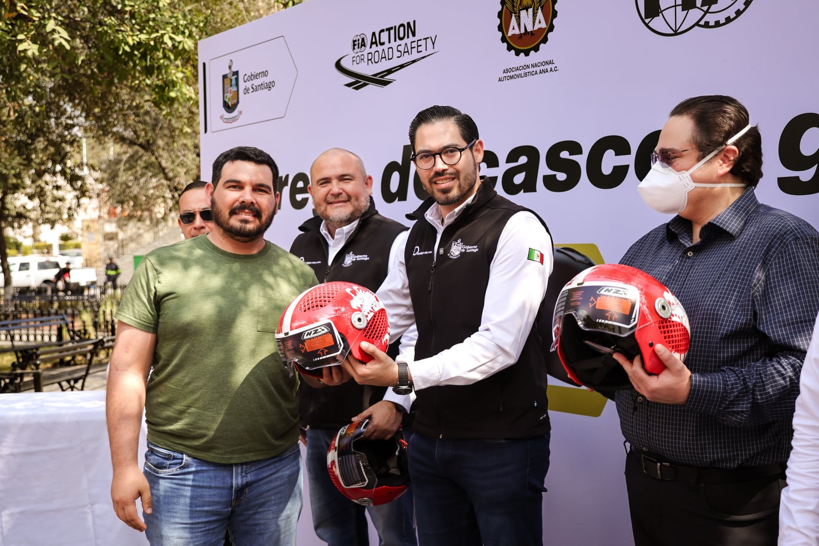 Entrega David de la Peña 100 cascos certificados donados por la asociación nacional automovilística y la fundación de la familia Schumacher
