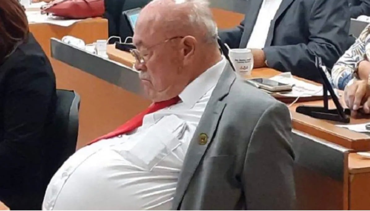Este es el adiposo Rubén Aguilar, dueño en Chihuahua del PPT -Partido del Poquito Trabajo- impulsor de la semana laboral de 40 horas. Flojonazos, como se puede observar, aquí, "ejercitando" en la curul sus prominencias. El y su familia llevan 26 años siendo diputados en ese Estado. Foto cortesía del PPT.