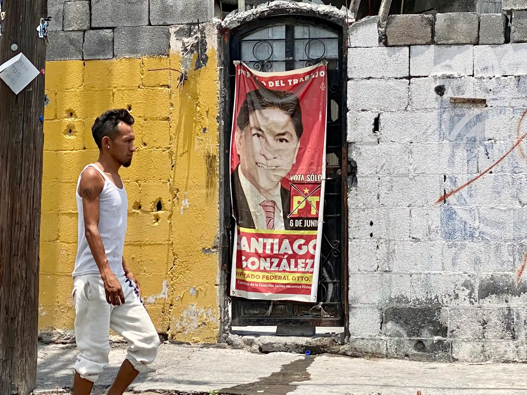 Saaantiago González, presente en el predio Tierra y Libertad, del PPT, Partido del Poquito Trabajo.