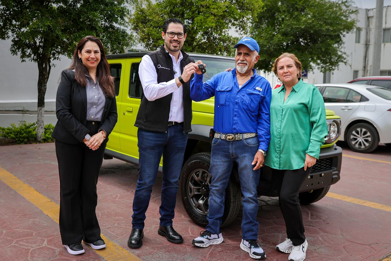 Entrega David de la Peña premio del sorteo “con tu predial ganamos todos”