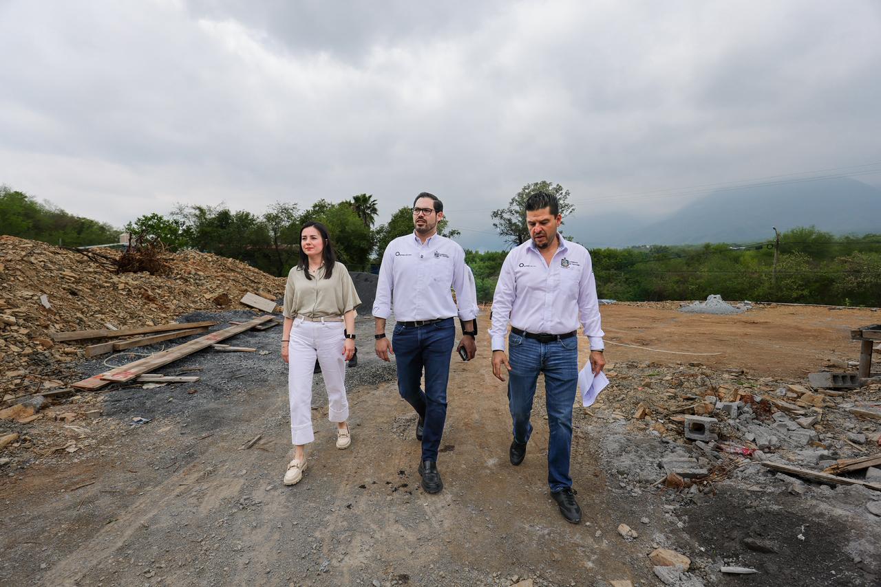 Supervisan David de la Peña y Olga Amalia Villalón avances del centro DIF los Cavazos