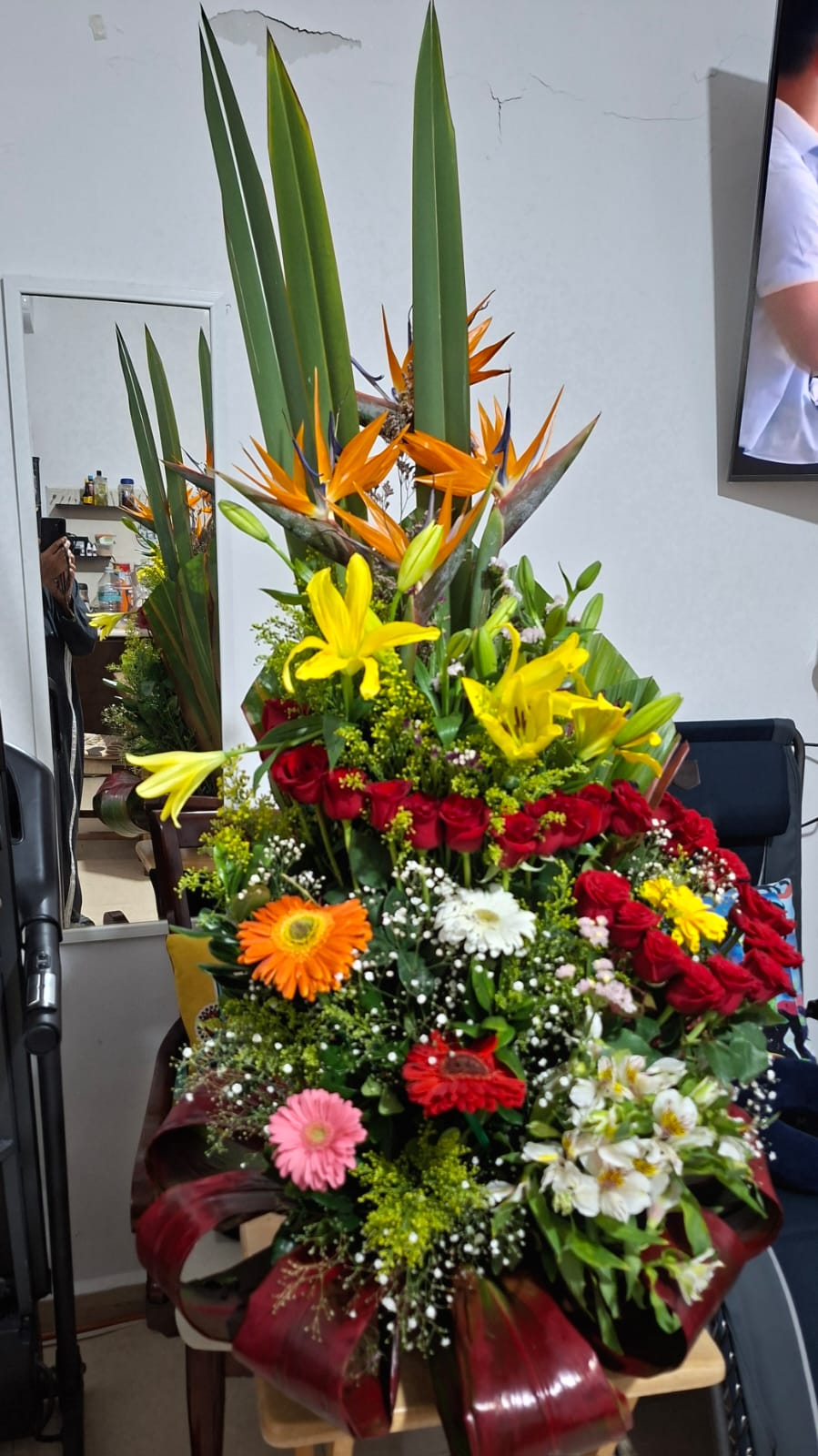 Foto: Dr. Morales, Ramos de flores para las Madres Regias