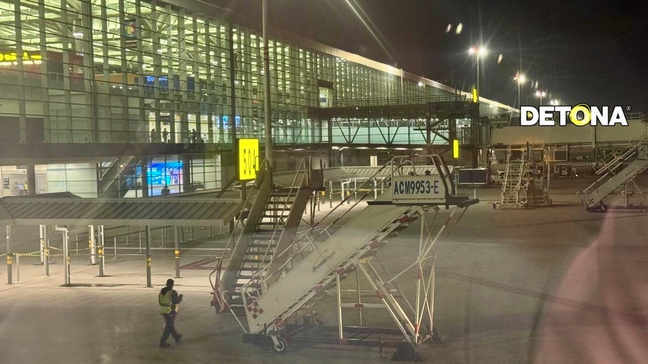 Solo y su alma. El gobierno obliga a las aerolíneas a hacer escala en el AIFA. Esta foto fue tomada por una pasajera del vuelo de Viva Aerobús que despegó de Acapulco a las 8 de la noche de este miércoles 9. Aterrizó en el AIFA donde subieron aproximadamente 40 pasajeros, bajaron 25 y aterrizó en Monterrey a las 11:20PM.