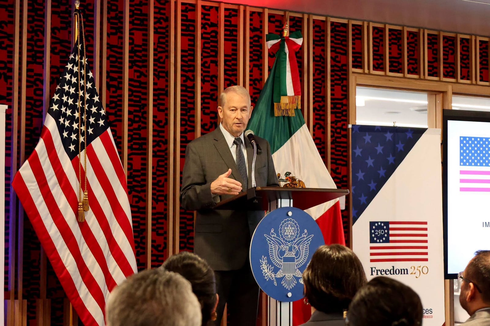 Embajador Ron Johnson.