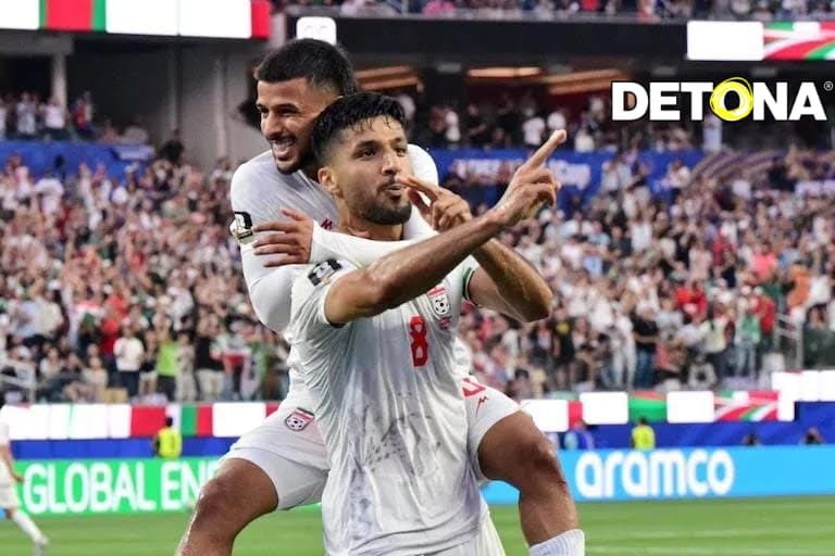 Mohammad Mohebi, hizo la mueca de dispararle al público, tras anotar el gol del empate de Irán ante Nueva Zelanda. Fotos de Richard Heathcote para Grupo DETONA®