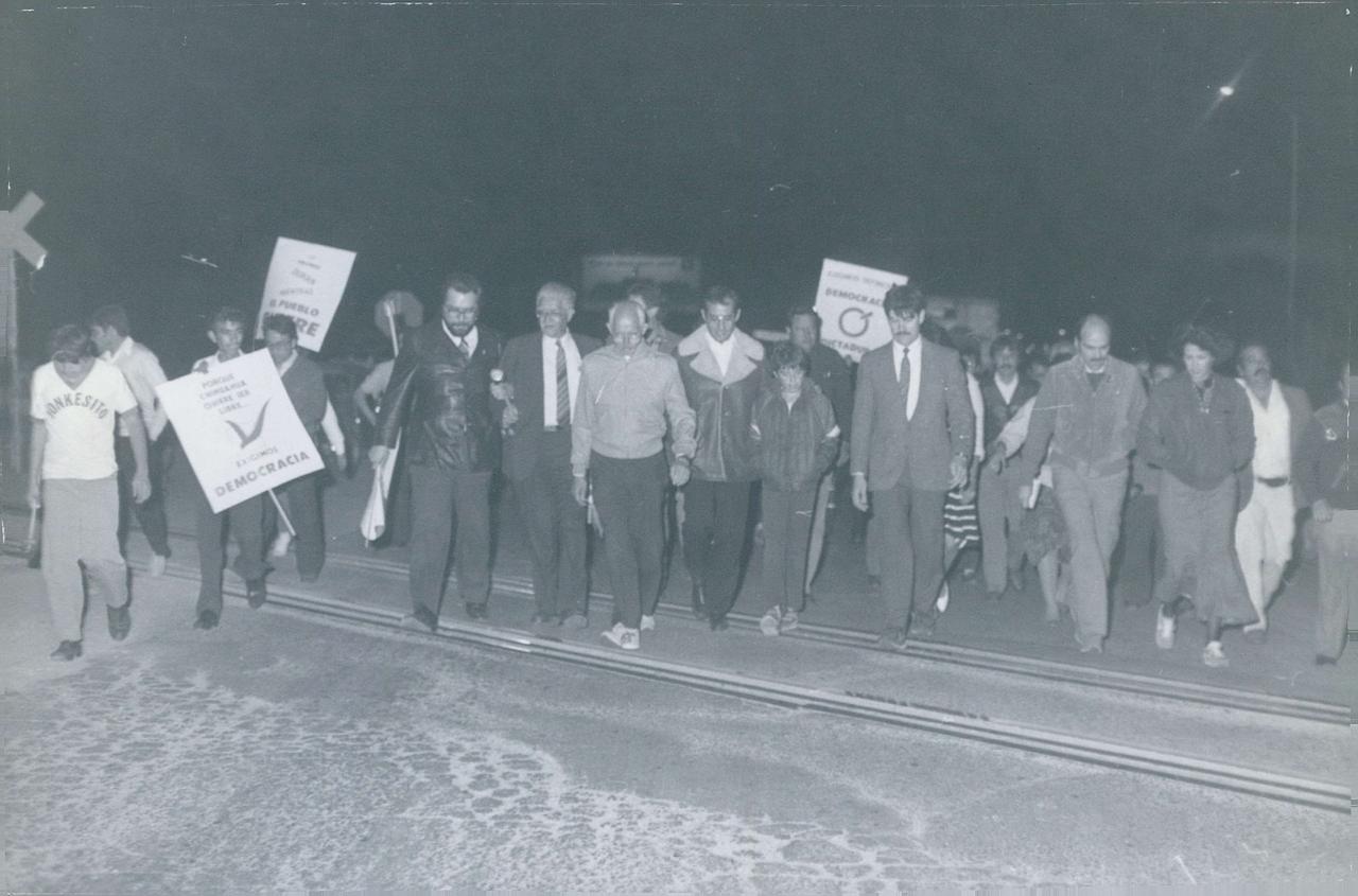 Cuauhtémoc Cardenas, Heberto Castillo, Luis H Álvarez. Francisco Barrio y otros… hace 40 años. Heberto Castillo le dijo a Don Luis: “…levanta la huelga, no te mueras… hay que luchar y dar la vida poco a poco en favor de la democracia en México… levántate!” Maru tenía 10 años y ahí andaba de la mano de su mamá