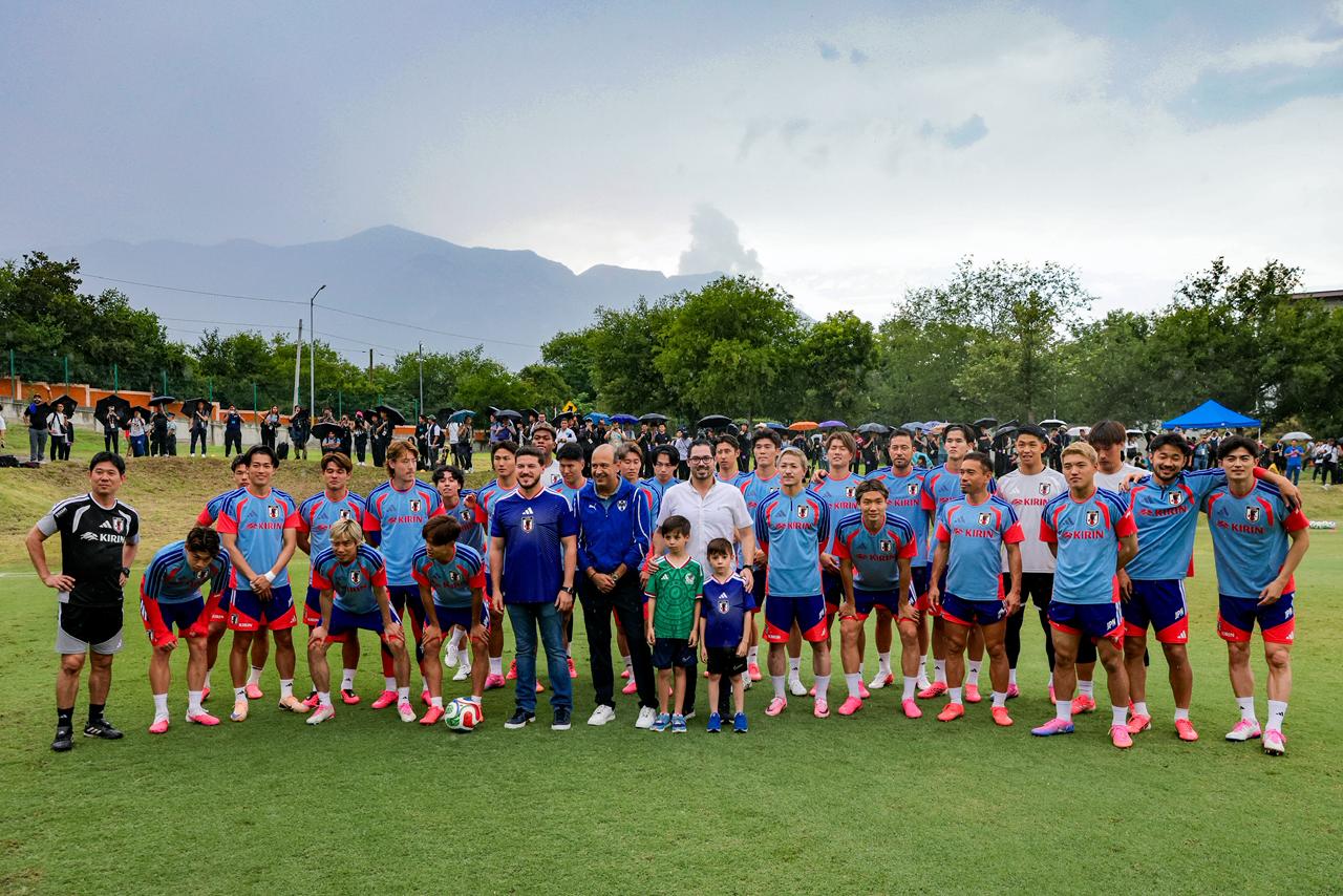 Asiste David de la Peña a preentrenamiento de la selección de japón, y abre las puertas de Santiago al equipo de Suecia
