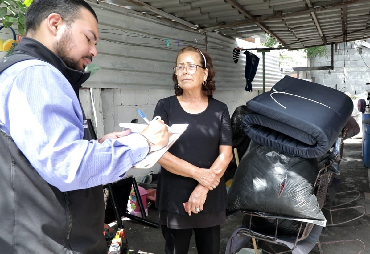 Entregan apoyo a familia afectada por incendio
