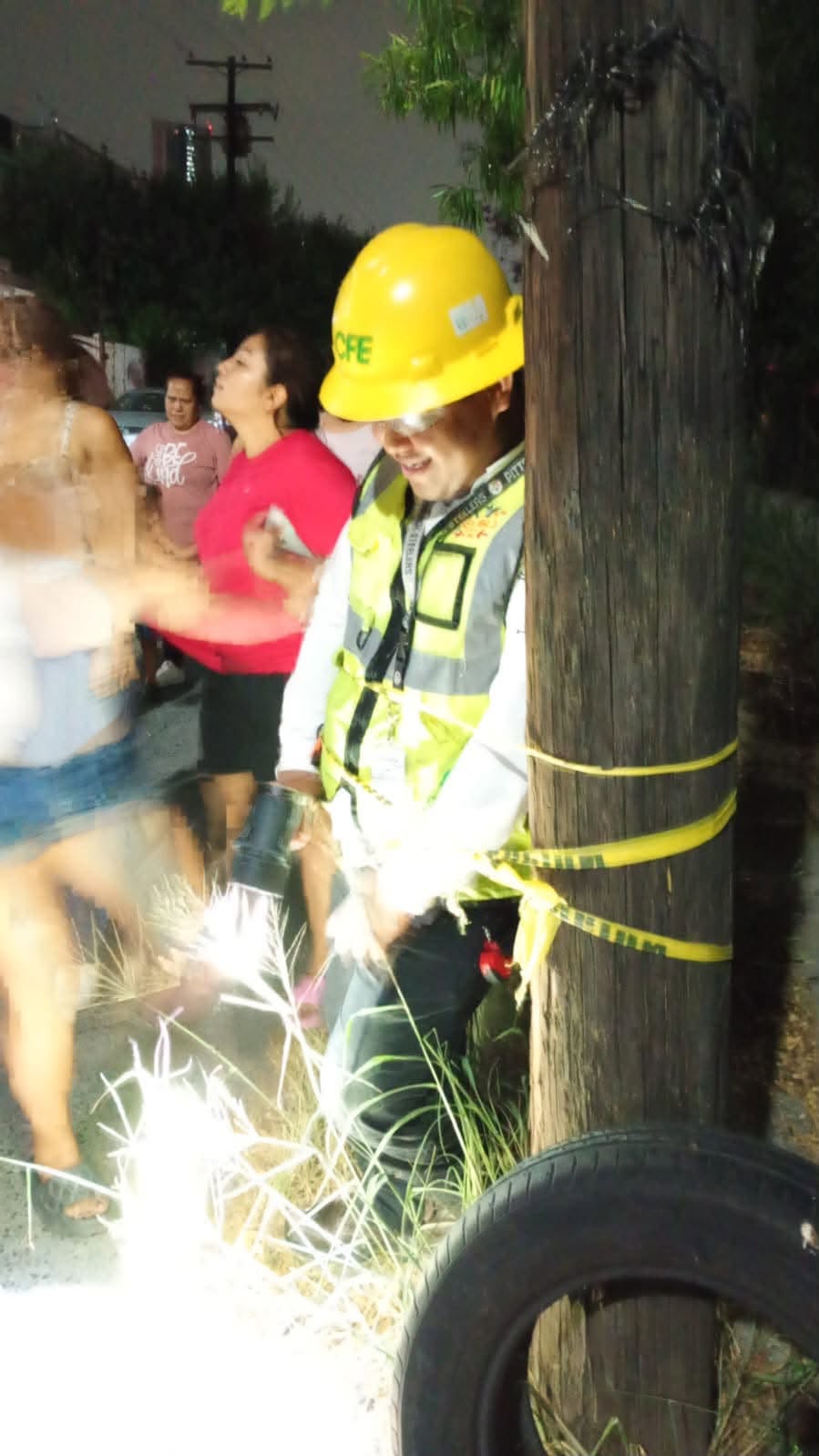 Amarran con cinta a empleado de CFE en la Col. Independencia.