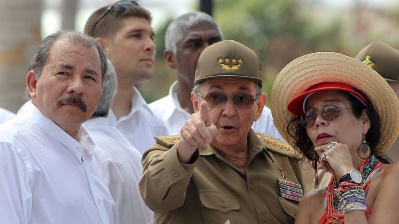 Daniel Ortega y Rosario Murillo flanquean a Raúl Castro, su mentor, durante un evento en La Habana, Cuba.