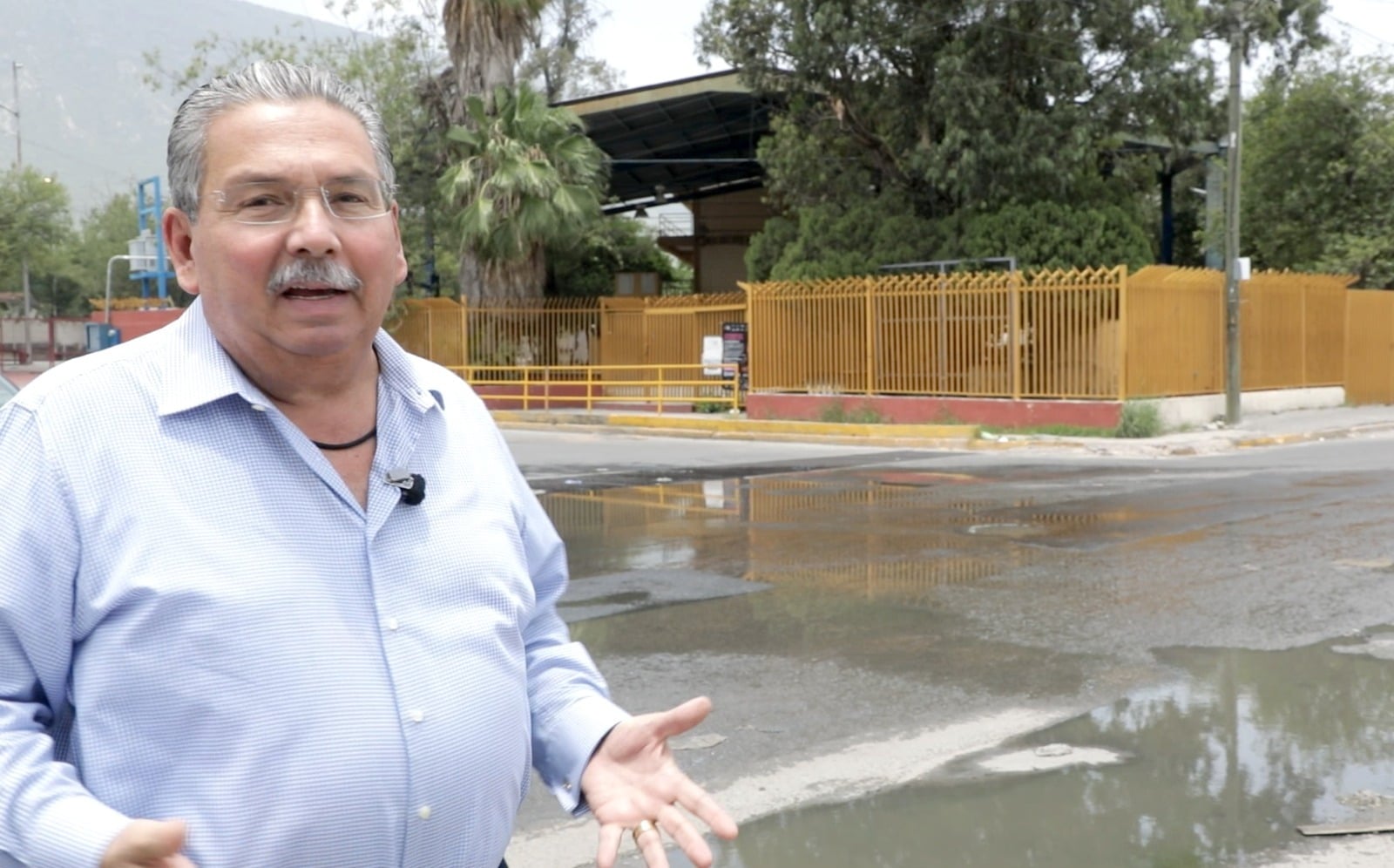 Fugas de aguas negras “ahogan” a vecinos; Escobedo pide al gobierno resolver el problema