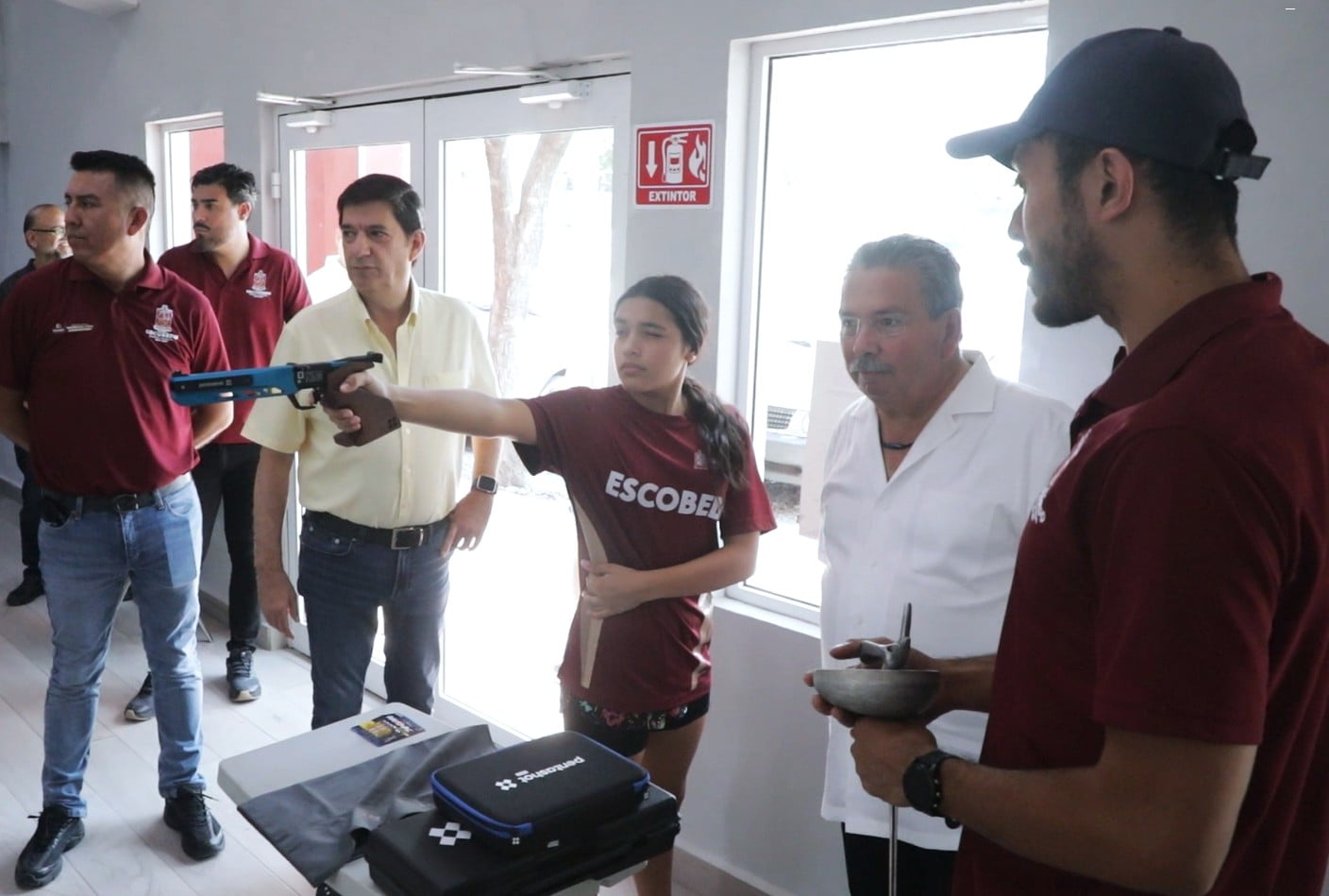 Entrega Escobedo equipo deportivo a sus atletas