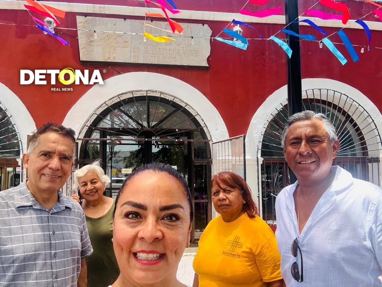 Al centro la Lic Mayra Vázquez Directora del Archivo Histórico del Estado de Tlaxcala.