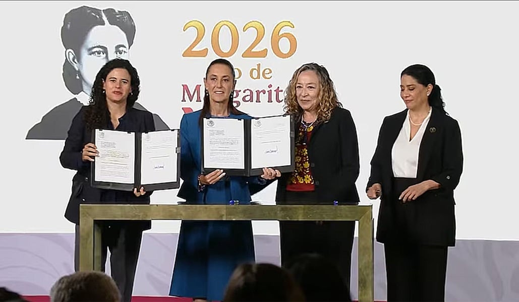 Claudia Sheinbaum firma iniciativa de ley contra el feminicidio.