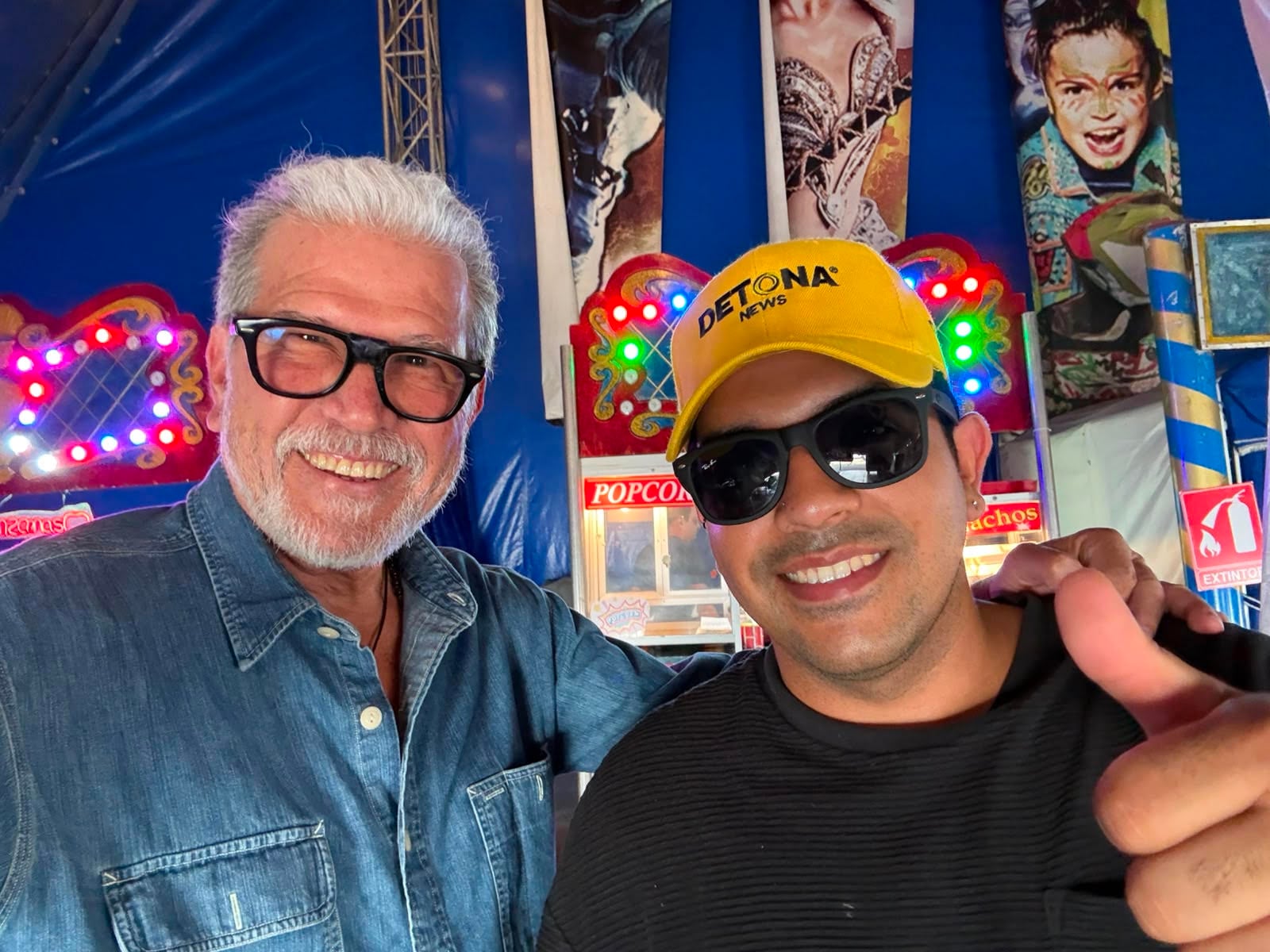 Grupo DETONA® anda en buenas cabezas. Aquí, con Willy Castaño, el multifacético payaso colombiano de este circo interestelar.