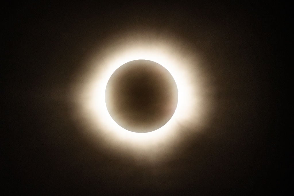 Se alistan millones de personas para eclipse solar total