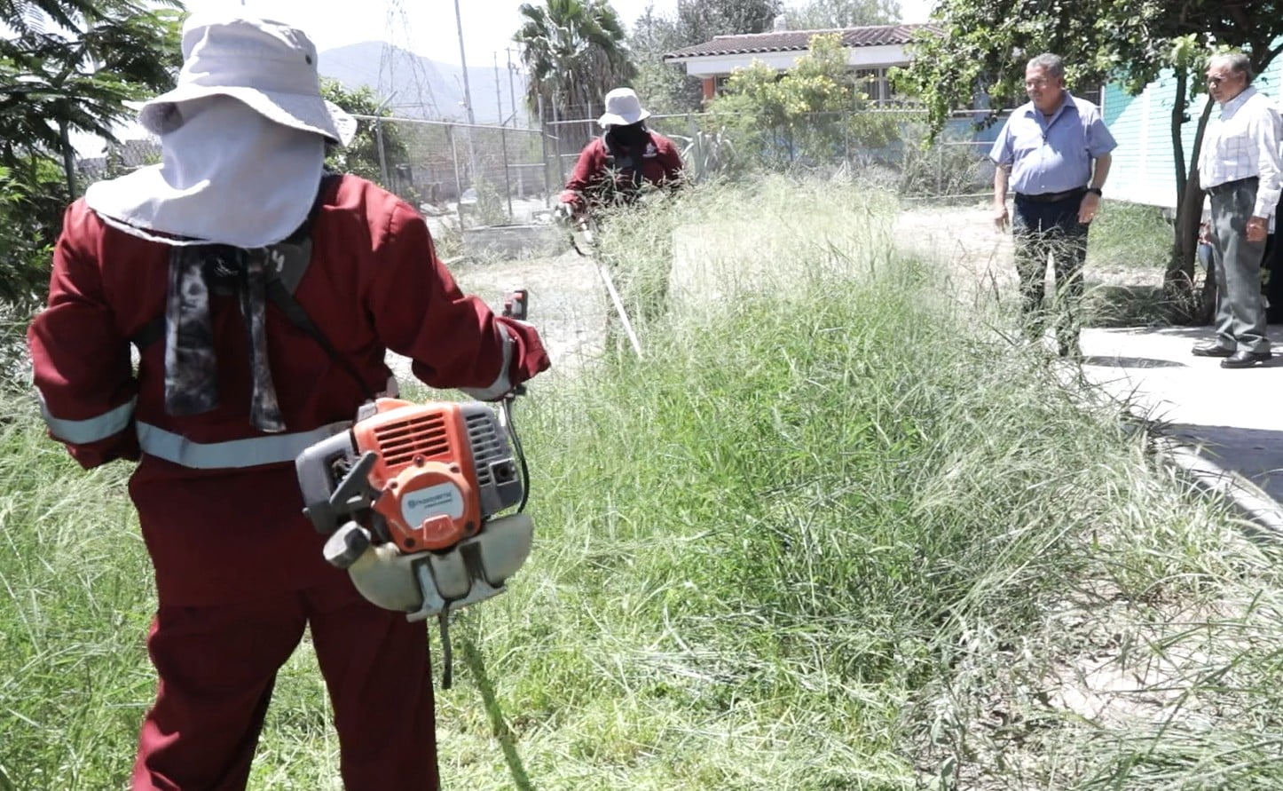 Escobedo inicia programa de limpieza, deshierbe y fumigación en escuelas