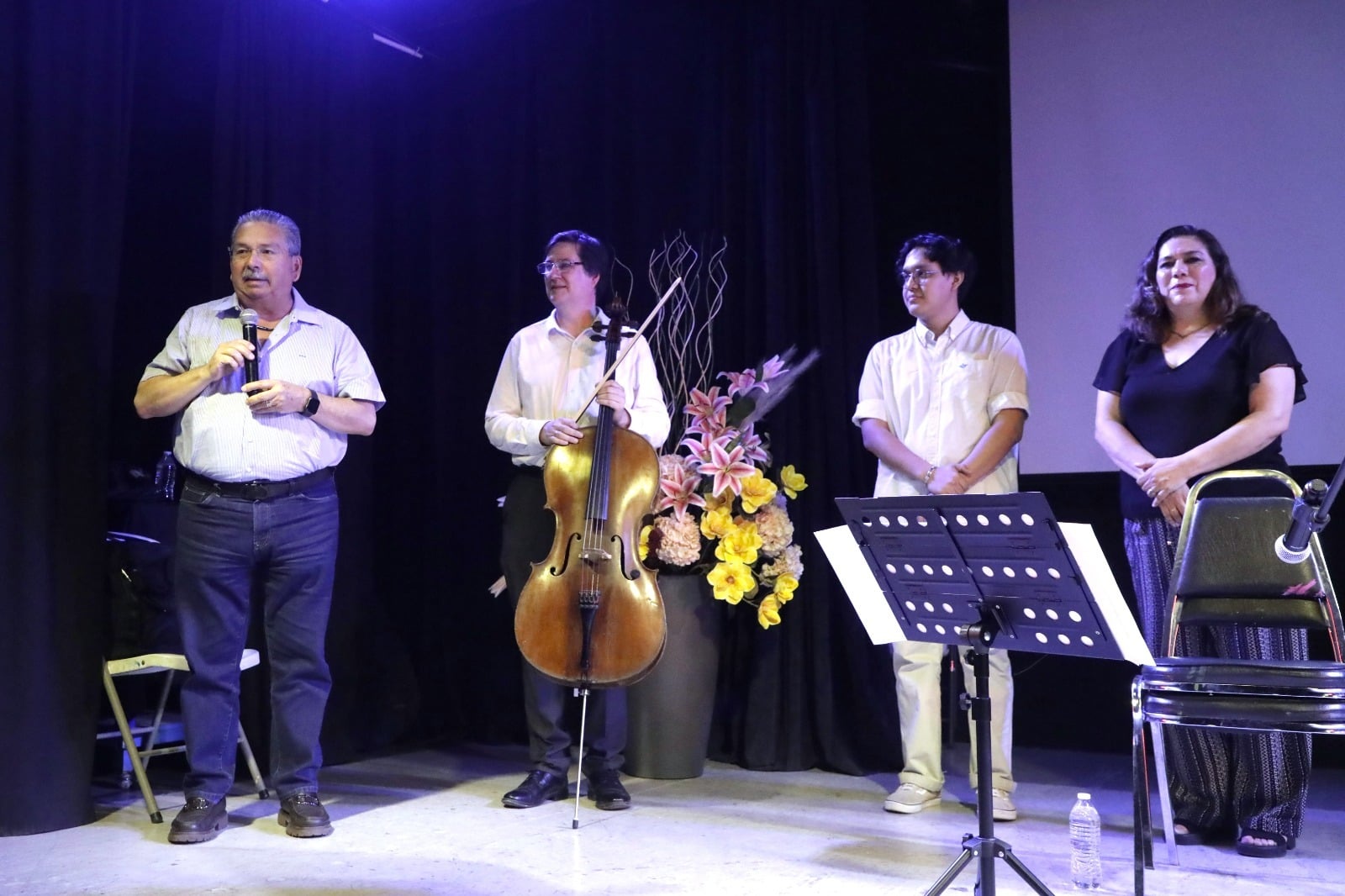 Disfrutan adultos mayores convivencia y concierto en familia