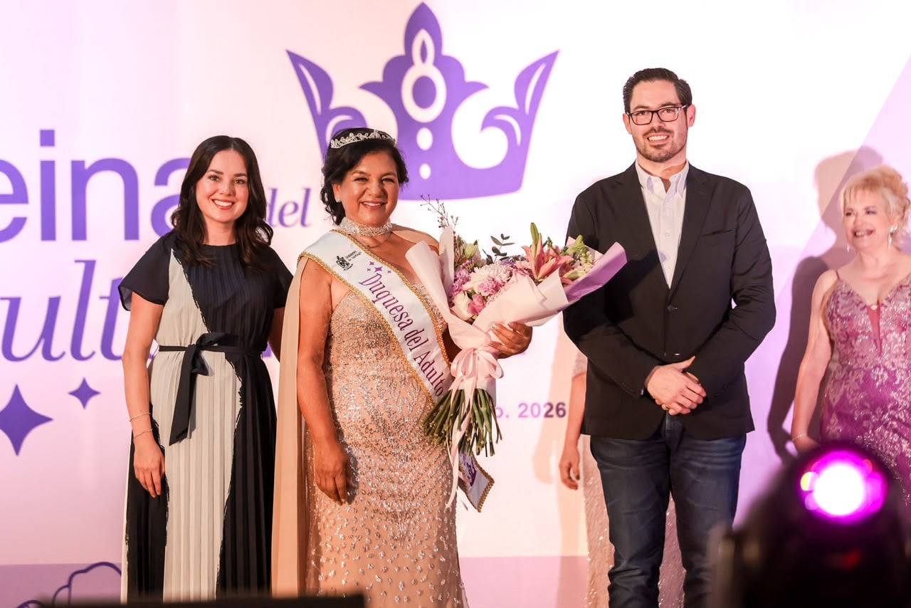 David de la Peña y Olga Amalia Villalón, coronan a María del Carmen Rodríguez como Reyna del adulto mayor 2026