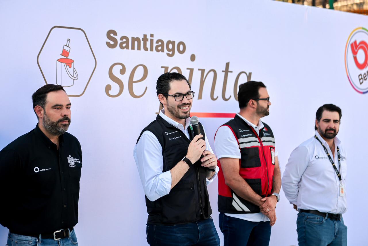 Para continuar dignificando el entorno de las familias santiaguenses, el Presidente Municipal de Santiago, David de la Peña Marroquín, puso en marcha la segunda etapa del programa “Santiago se Pinta”, mediante el cual se rehabilitarán y pintarán 217 fachadas en cuatro colonias.