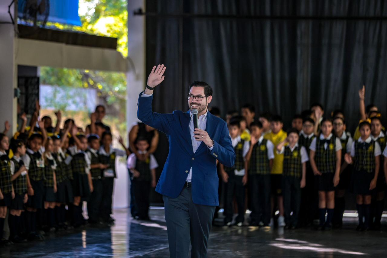 David de la Peña da la bienvenida a más de 10 mil estudiantes que regresan a clases en Santiago