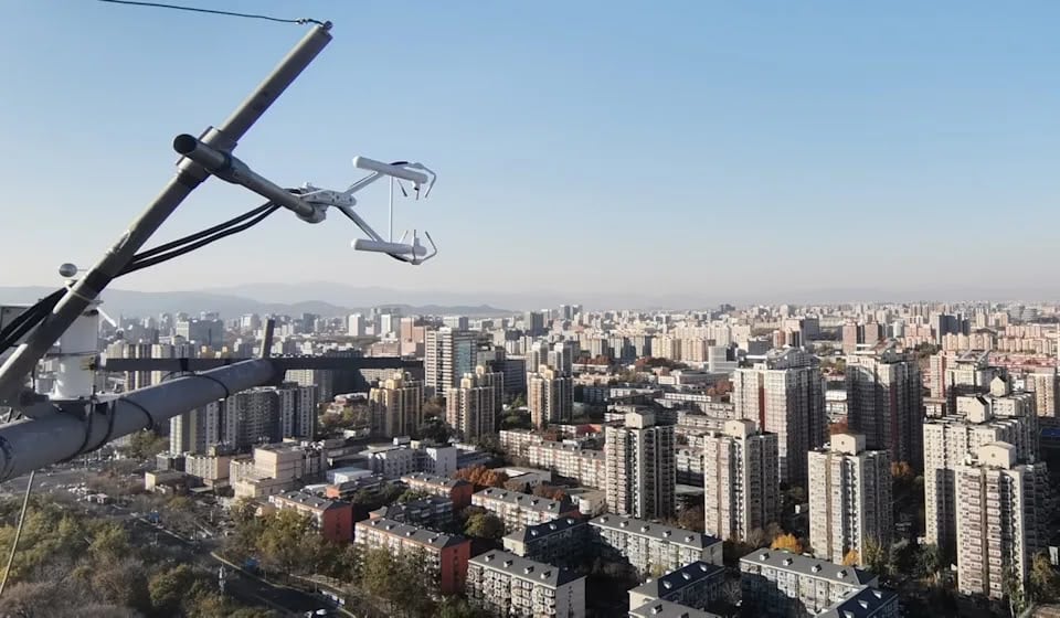 Sistema de medición directa de emisiones instalado en una plataforma de 102 metros de altura en la torre meteorológica de Pekín (Xianjun He).
