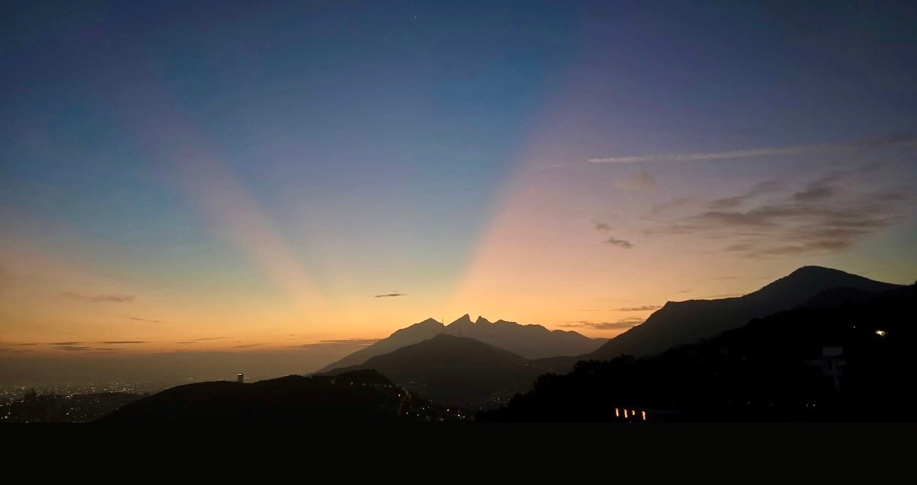 Así amanecen las bárbaras tierras del norte este "domingo de media semana" que nos regala el 16 de Septiembre. Foto del "Crack", Horacio González Palomo, desde las enaguas de la Sierra Madre, en SPGG. Exclusiva para Grupo DETONA®