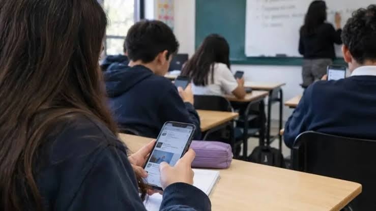 Adiós a celulares en clase y recreo