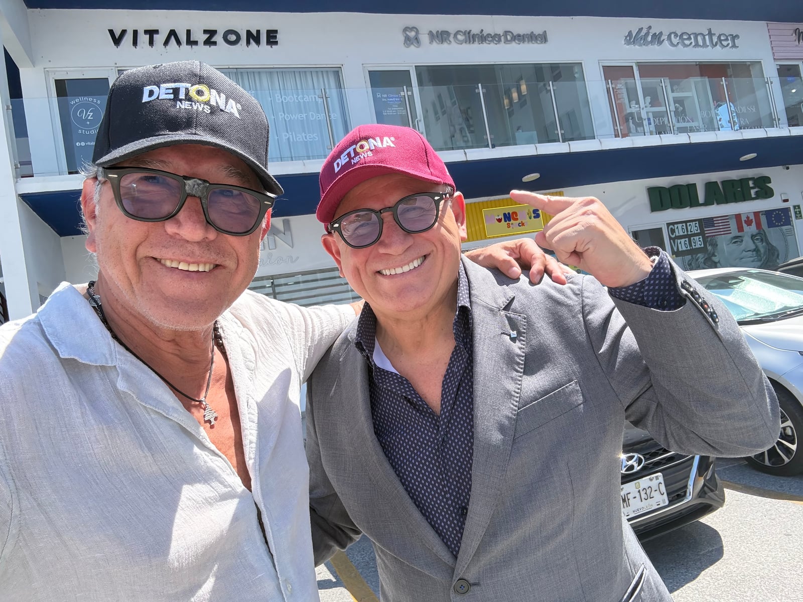 Grupo DETONA® anda en buenas compañías. Aquí con Javier "El Abuelo" Cruz.