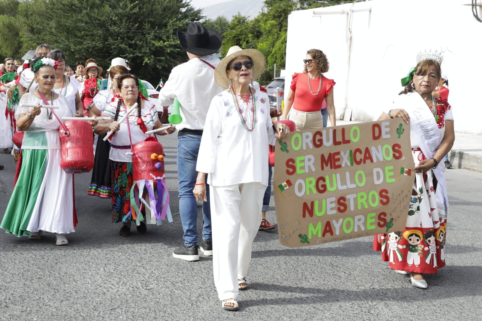 Con desfile, llevan adultos mayores la tradición mexicana a calles de Escobedo