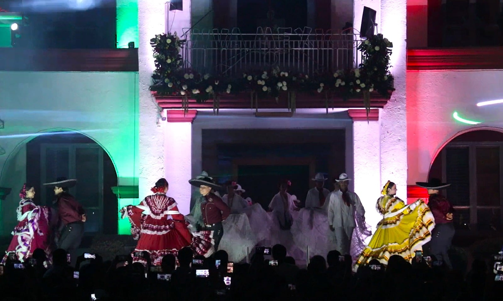 Llena Escobedo de música y tradición noche del grito