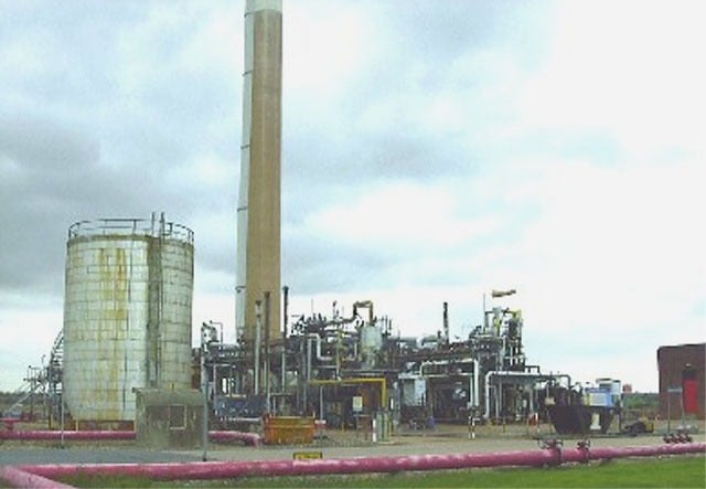 Unidad recuperadora de azufre de una refinería, donde el proceso Claus convierte el ácido sulfhídrico en azufre elemental. Imagen ilustrativa; no corresponde a Cadereyta. Crédito: Terry Joyce / Wikimedia Commons, CC BY-SA 2.0.