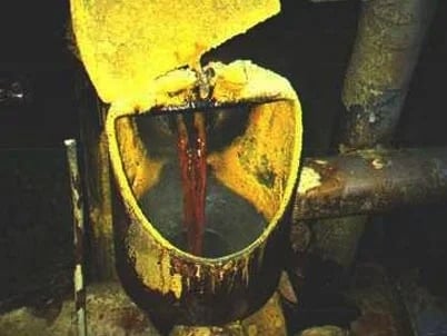 La corriente café‑rojiza es el azufre fundido; el material amarillo alrededor ya se enfrió y solidificó. La ubicación no está identificada como Cadereyta. Fuente: Sulfur Recovery Engineering.