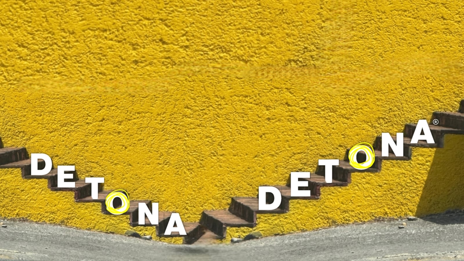 Diseño de Edwin Sánchez Landeros. Foto por Grupo DETONA® sobre la esclera exterior de una casa diseñada por el Arq. Luis Barragán, en San Pedro Garza García, NL.