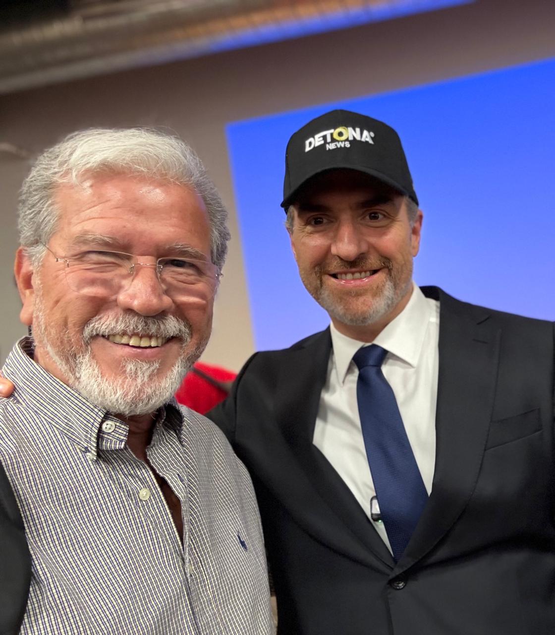Con Adrián de la Garza, que va a Rice University, de Houston, a dar una conferencia, el próximo 17 de noviembre.