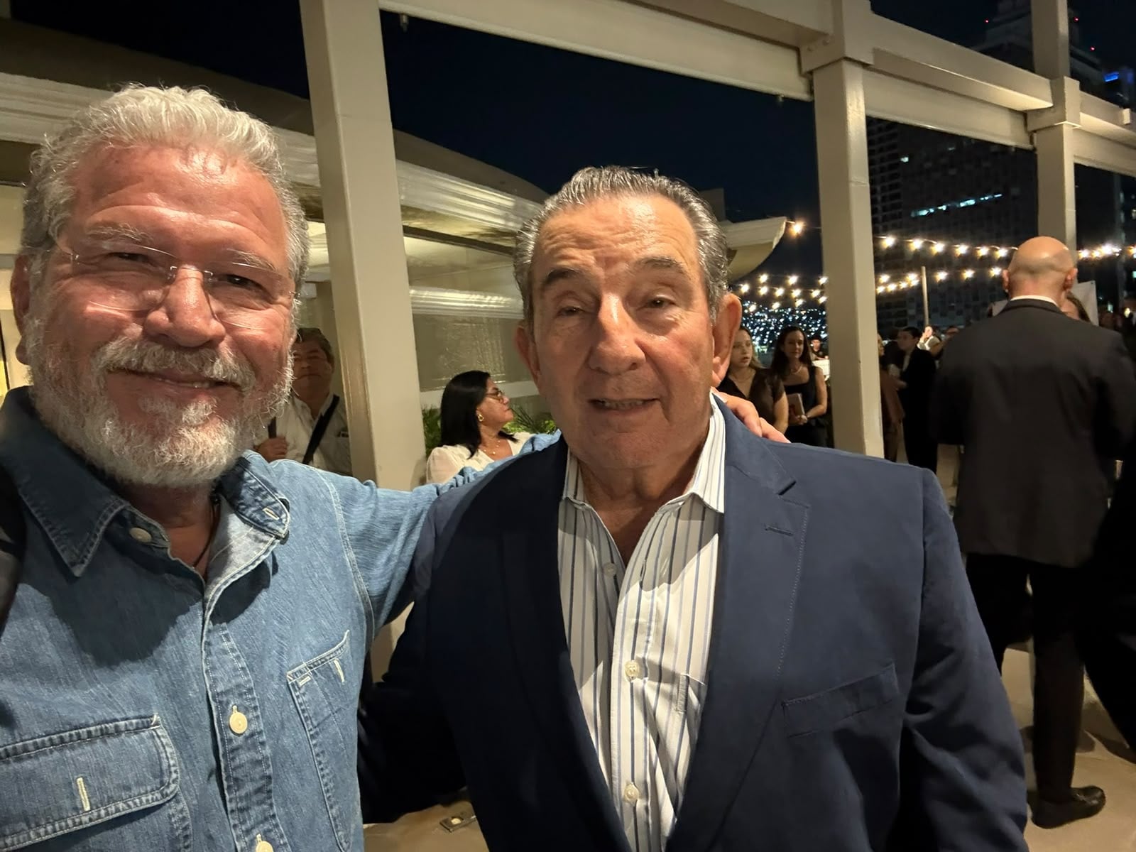 Aquí con Ricardo Junco, uno de mis mentores en la meca del periodismo: El Norte y Reforma.