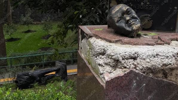 Decapitan la estatua de Felipe Calderón en Los Pinos.